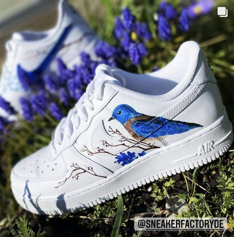 Blauer Vogel bemalter Schuh