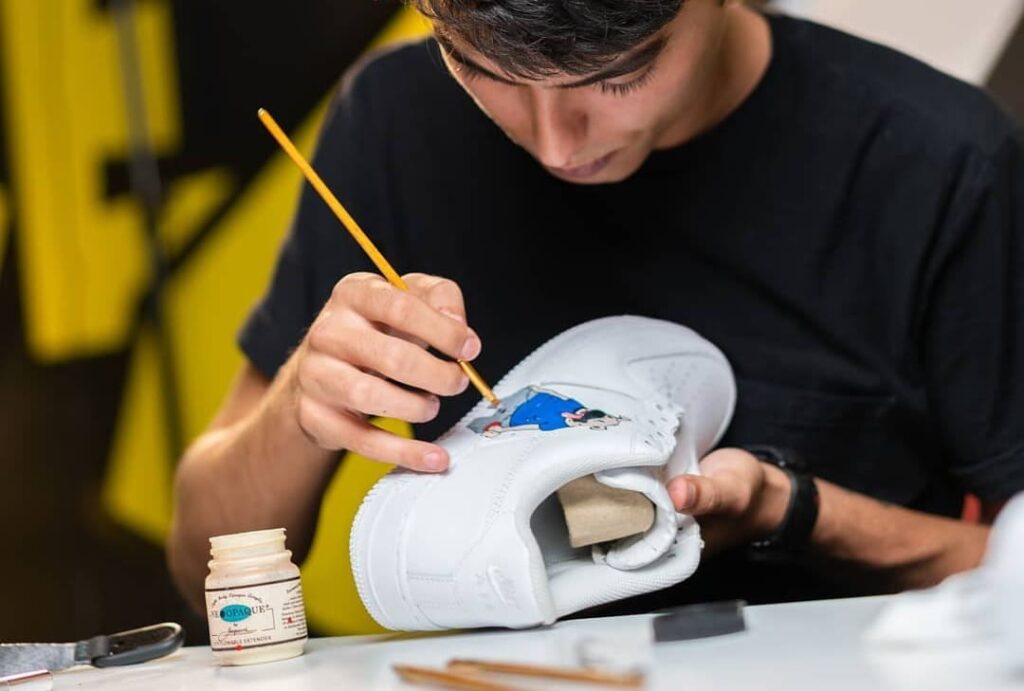 Sneaker bemalen lassen - Ein Sneaker Artist bei der Arbeit